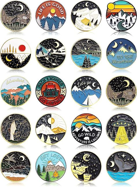 Vintage Enamel Pins, Aesthetic Badges, Souvenir Aesthetic, Pin Badge Design, Cool Badges, Backpacks Aesthetic, Pines Aesthetic, Pins For Backpacks, Souvenir Ideas