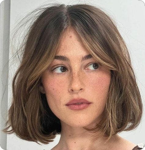 Bob Curtain Bangs Straight, Paris Bob Hair, Short Bob Side Bangs, Short Easy Haircuts, Honey Brown Hair Short, Straight Bob With Curtain Bangs, Honey Brown Short Hair, Short Honey Brown Hair, Face Framing Bangs Short Hair