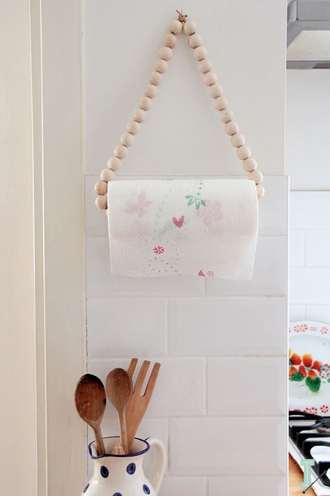 DIY: paper towel holder Diy Paper Towel Holder, Farmhouse Paper Towel Holders, Towel Holder Diy, Koti Diy, Paper Towel Crafts, Kitchen Paper Towel, Diy Holder, Paper Towel Roll Crafts, Paper Towel Holder