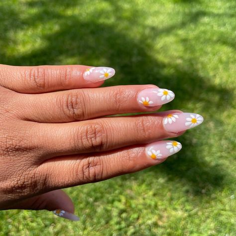 flower nails inspo Flower Nails Minimalist, Shellac Flower Nails, Flower Nail Inspiration, Clear Daisy Nails, Lavender Daisy Nails, Nail Inspo Daisy, Margarita Nails Design, Nail Inspo With Flowers, Lavender Nails With Flowers