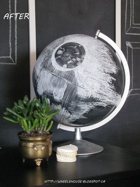 Star Wars DIY projects: Fantastic projects for you and the family | Family | Closer Online Star Wars Zimmer, Decoracion Star Wars, Geek Home Decor, Nerd Home, Star Wars Bedroom, Star Wars Crafts, Star Wars Room, Star Wars Decor, Star Wars Diy