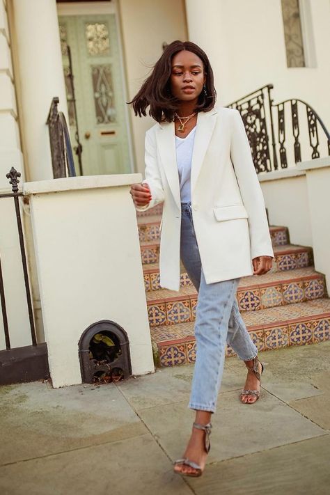 be53ee61104935234b174e62a07e53cfdesc39059464ri White Blazer Outfit Summer, White Blazer Outfit Casual, White Blazer Outfit Work, White Blazer Suit, White Blazer Outfit, White Jacket Outfit, Wide Leg Jeans Outfits, Arielle Lorre, White Blazer Outfits