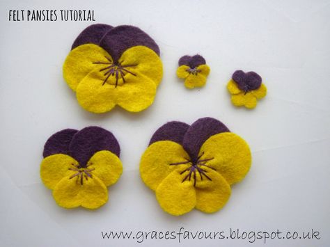 Felt DIY Pansy Flower Bookmark Tutorial - I just love cute pansy faces and all I can sew is a button, so this one might just be in my skill range (LOL) - so cute - so many ways to use them - and templates are included Felt Flower Template, Bookmark Tutorial, Felt Flowers Patterns, Needlework Ideas, Felt Flower Tutorial, Felt Flowers Diy, Pansy Flower, Felt Flower Headband, Flower Bookmark