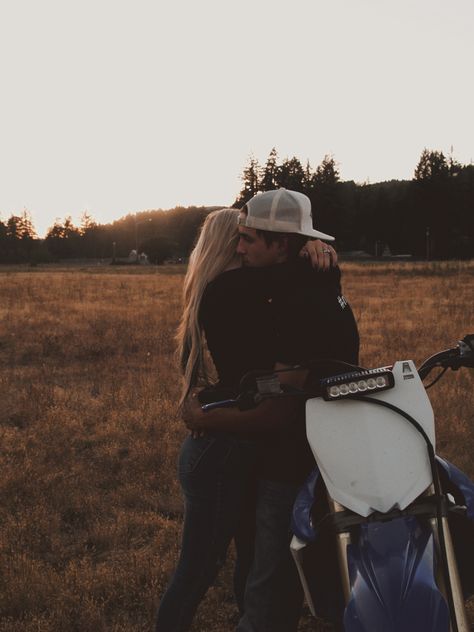 Muddin Couple Pictures, Dirtbike Couple Pics, Country Couples Aesthetic, Pictures With Boyfriend Ideas, Country Couple Pictures Truck, Cute Country Relationship Goals, Country Boyfriend Aesthetic, Country Couple Pics, Country Love Aesthetic