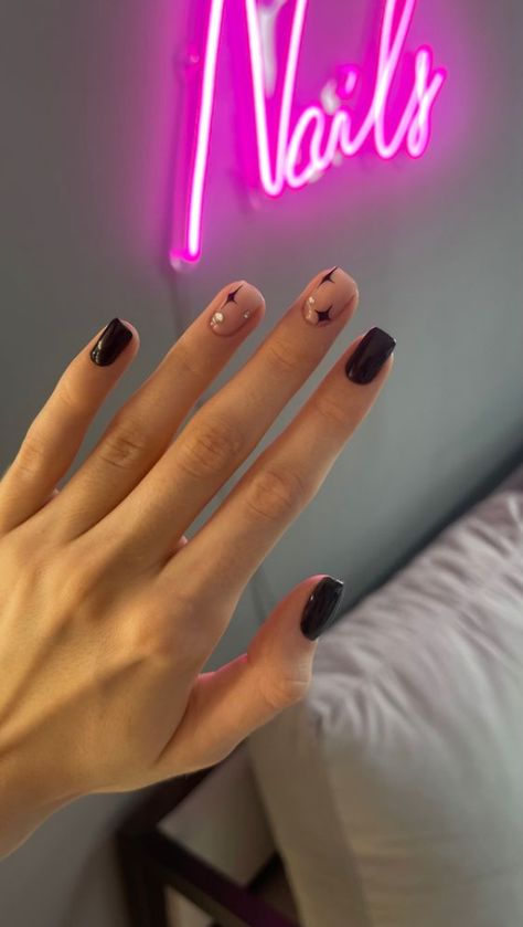 nails y2k | nails y2k short | nails y2k long | nails y2k black | nails y2k red | nails y2k pink | nails y2k almond | nails y2k simple | nails y2k blue | nails y2k white | nails y2k hello kitty Short Aesthetic Nails Square, Cute Fall Manicure Ideas For Short Nails, Black Design Nails Square, Black Grunge Nails Short, Short Nails Y2k Square, Y2k Nails Black Short, Short Nails Aesthetic Grunge, Black Rocker Nails, Black Red Nails Short