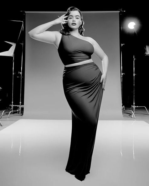 Plus Size Photography, Cover Of Vogue, Plus Size Posing, Vogue Brazil, Barbie Ferreira, Curvy Model, Plus Size Models, Fashion Photoshoot, Fashion Poses