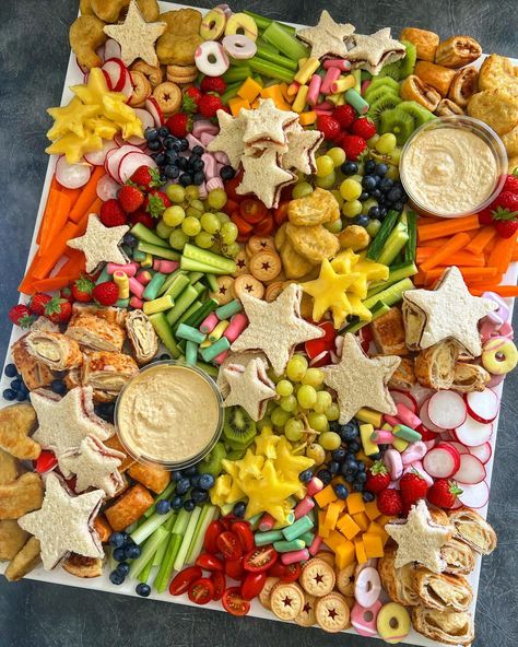 Birthday Snacks, Charcuterie Inspiration, Snack Board, Party Food Platters, Kids Party Food, Ideas For Easter Decorations, Ideas For Easter, Birthday Party Food, Toddler Birthday