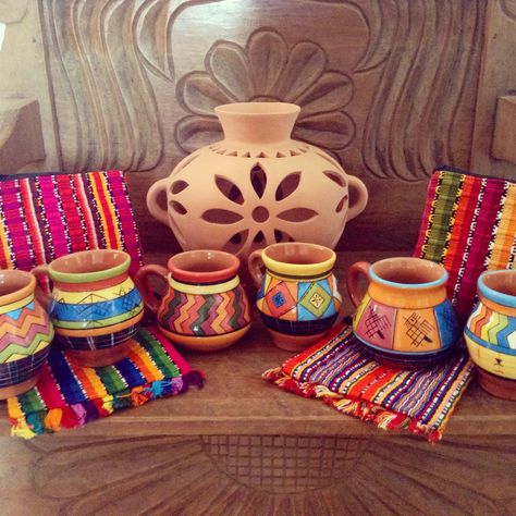 Tasas con trajes típicos de Guatemala Guatemalan Wedding Decor, Guatemalan Pottery, Guatemala Decor, Guatemala Map, Guatemalan Art, Mexican Colors, Guatemalan Textiles, Mod Podge Crafts, Guatemala Travel