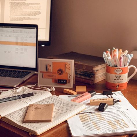 Teacher Desk Aesthetic, Messy Desk Aesthetic, Artsy Desk, Redoing Room, Messy Office, Desk Top View, Dark Desk, Homework Desk