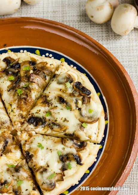 Día de sorprender a la familia con una deliciosa pizza blanca de champiñones y cebolla caramelizada hecha en sartén #receta http://cocinamuyfacil.com/pizza-blanca-de-champinones-y-cebolla-caramelizada-receta/ Pizza Blanca, Pasta Italiana, Naan Bread, English Food, A Pizza, Naan, Sin Gluten, Vegetable Pizza, Dessert Recipes