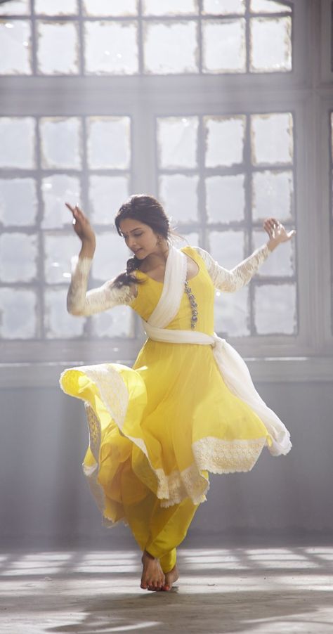 Deepika Padukone تاج محل, Kathak Dance, Dance Of India, Belly Dancing Classes, Indian Classical Dance, Freida Pinto, Classical Dance, Salwar Kamiz, Indian Dance