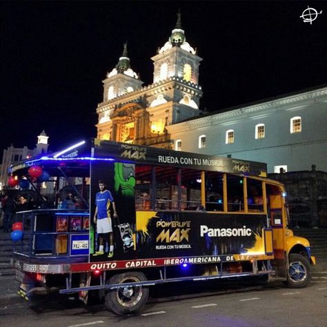 WWW.RUTAVIVA.COM Y tú, ya tienes tu #Chiva para festejar a #Quito Viva a Quito!! By: @la_chiva_de_mi_pueblo #RUTAVIVA Quito, Ecuador