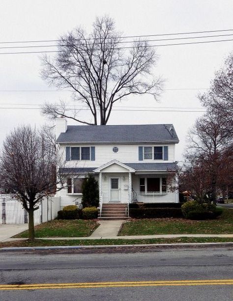 Neighborhood Houses Suburban, One Story Suburban House, Old Two Story House, Big Suburban House, Retro House Exterior, 80s House Exterior, Middle Class Homes, Curtains Ideas Modern, Suburban Mansion