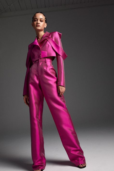 Mode Monochrome, Pink Suit, Looks Style, Mode Inspiration, Pink Fashion, Moda Operandi, Look Fashion, Classy Outfits, Runway Fashion