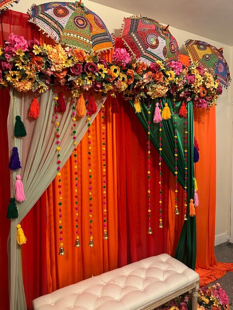 Intimate Haldi Decor At Home, Colourful Haldi Decor, Mehndi Backdrop Decor, Punjabi Wedding Backdrop, Mehndi Backdrop Stage Decorations, Shadi Decoration Indian Weddings, Mehndi Event Decoration, Mehndi Night Decoration, Mehendi Ceremony Decorations