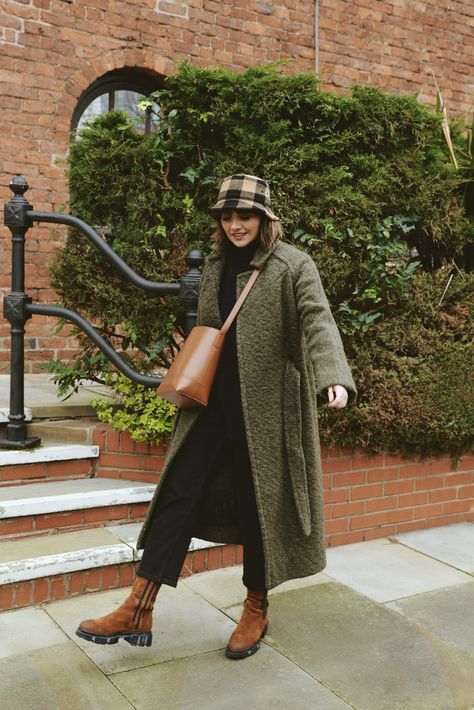 SHADES OF GREEN – Alice Catherine Winter Outfits Italy Cold Weather, Green Overcoat Outfit Women, Green Winter Coat Outfit, Alice Catherine, Timberland Boot, Fall Closet, London Aesthetic, Gorgeous Outfits, Winter Closet