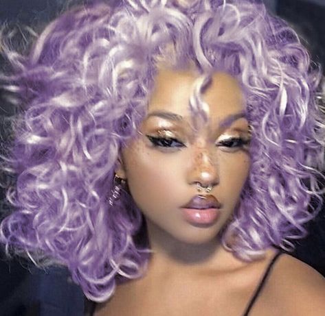 Lilac Curly Hair, Curly Hair Ideas, High Fashion Hair, Dyed Curly Hair, High Hair, Lilac Hair, Dyed Hair Inspiration, Colored Curly Hair, Hair Idea