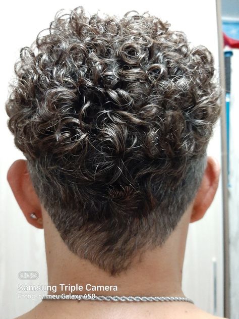 Curly Buzzcut Men, Men’s Curly Hair Fade, Tapper Fade Alto, Buzzcut Curly Hair, Low Taper Curly Hair, Fade Haircut Curly Hair, Curly Hair Fade, Allu Arjun Hairstyle, Androgynous Hair