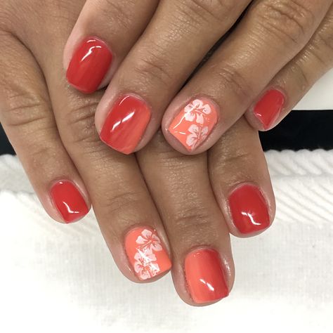 Summer orange-red and orange ombré hibiscus flower vacation Gel Nails Hawaiian Nails Designs Hibiscus, Hawaiian Flower Nail Designs, Hibiscus Flower Gel Nails, Hibiscus Gel Nails, Hibiscus Short Nails, Hawaii Toe Nails, Red Hibiscus Nails, Ironman Nails, Short Hibiscus Nails