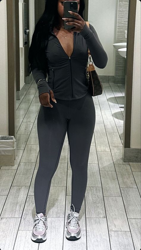 Dark Gray Leggings Outfit Baddie, Legging Set Outfit Black Women, Gray Leggings Outfit Baddie, Dark Gray Leggings Outfit, Leggings Outfit Baddie, Under Armor Outfit, Light Grey Leggings Outfit, Gray Leggings Outfit, Armor Outfit