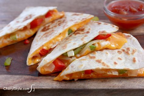 Pepper Quesadilla, Vegetable Quesadilla Recipes, Veggie Quesadilla Recipes, Veggie Quesadilla, Easy Quesadilla, Quesadilla Recipes Easy, Apple Chicken, Bell Pepper Recipes, Easy Veggie