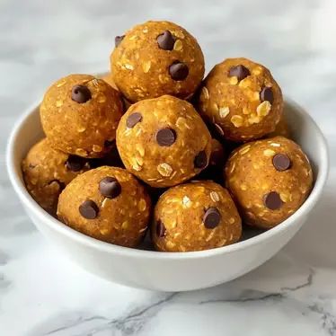 Peanut Butter Pumpkin Protein Balls: easy no-bake snack with oats, peanut butter, and pumpkin. Make a batch today for a healthy treat! Pumpkin Protein Oatmeal, Pumpkin Protein Balls, Pumpkin Foods, Recipes Peanut Butter, Oats Peanut Butter, Oatmeal Bites, Butter Powder, Pumpkin Oats, Pumpkin Protein