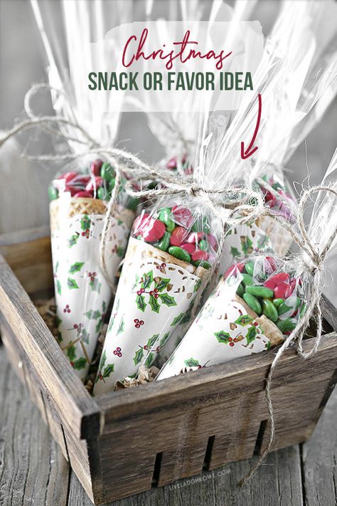 Individual Christmas Treats Gift Ideas, Handmade Christmas Party Favors, Christmas Candy Favors Ideas, Wrapped Christmas Treats, Guest Gifts Christmas, Handmade Christmas Favors, Diy Candy Bags Ideas, Christmas Party Table Favors, Christmas Table Party Favors