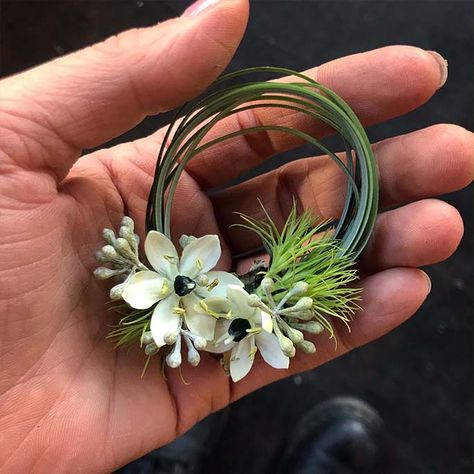 Prom Wristlet, Wristlet Ideas, Manly Wedding, Corsage Ideas, Flowers For Men, Wedding Simple, Daisy Wedding, Prom 2020, Corsage And Boutonniere