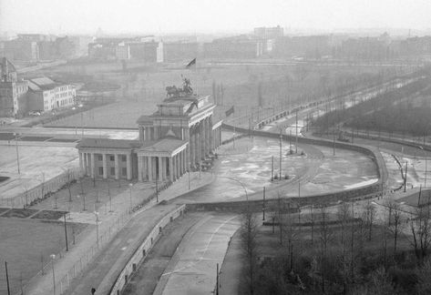 The story of Berlin Wall in pictures, 1961-1989 - Rare Historical Photos