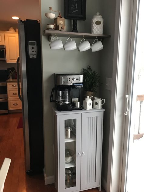 Caffe Station Bar Ideas, Coffee Bar Ideas Ikea, Coffee Area On Counter, Tea Station Ideas Small Spaces, Coffe Corners Ideas, Corner Coffee Bar, Office Coffee Station, Wine Station, Balcon Mic