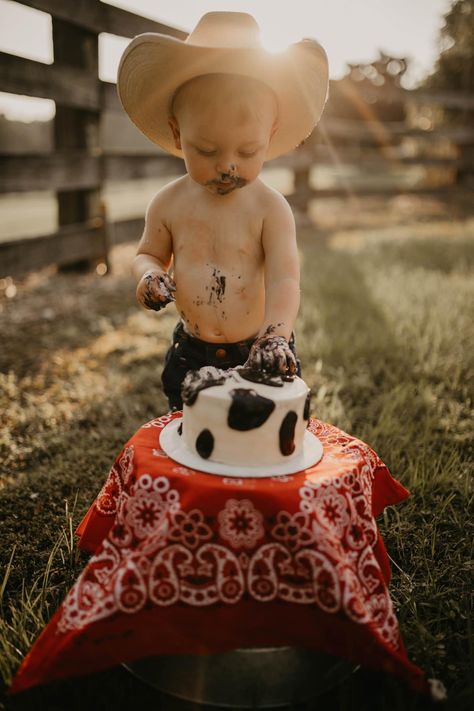 Toddler Cowboy Outfit, Western 1st Birthday, Cowboy First Birthday, Outfit Cowgirl, Outfit Cowboy, Cowboy Chaps, Baby First Birthday Themes, Rodeo Birthday Parties, Rodeo Outfit