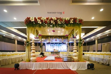 Marathi Wedding Siddhi Banquets Pune Rukwat Ideas, Maharashtrian Wedding, Indoor Wedding Decorations, Night Wedding Decor, Marathi Wedding, Wedding Hall Decorations, Wedding Halls, Wedding Entrance Decor, Banquet Decorations