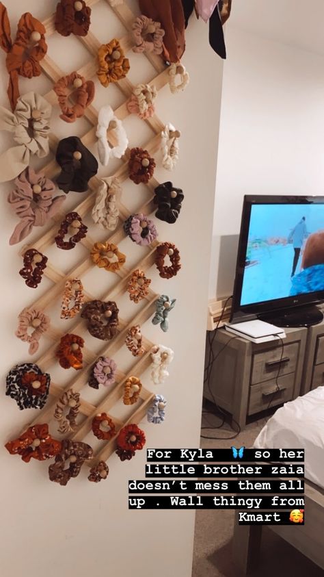 DIY scrunchy holder thought I’d share . Use that concertina wall hooks from Kmart Australia/Nz ❤️ Scrunching Holder, Ways To Organize Scrunchies, Scrunchie Holder Ideas, Scrunchie Holder Diy, Scrunchie Organization Diy, Diy Scrunchie Holder On Wall, Scrunchies Display Ideas, Scrunchie Holder Display, Diy Scrunchy