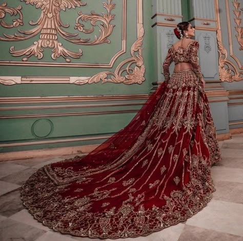 Desi Wedding Red Dress, Red And Gold Wedding Dress Pakistani, Luxury Indian Wedding Dress, Extravagant Indian Wedding Dress, Bridal Lehenga With Train, Red And Gold Indian Wedding Dress, Asian Wedding Dress Red, Desi Wedding Dresses Red, South Asian Wedding Dress Red