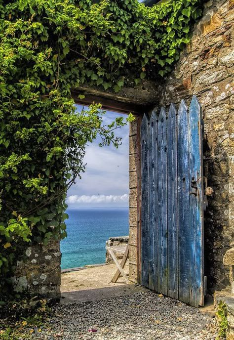 What a wonderful world… – CHÂTEAU DES RÊVES Spain Bathroom, Cottagecore Inspiration, Stone Doorway, Surreal Places, Italian Gardens, European Doors, Painted Driftwood, Urban Sketches, Door Art