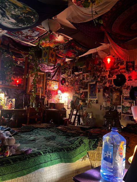 #whimisgoth Cryptid Bedroom Aesthetic, Chaotic Rooms Aesthetic, Decorated Ceilings Bedroom, Boho Skater Bedroom, Alternative Maximalist Decor, Grunge Trap House Aesthetic, Chaotic Bedroom Ideas, Grunge House Interior Design, Punk Apartment Decor