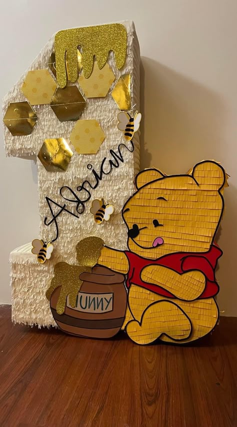 Baby Shower Winnie Pooh, Gender Reveal Baby Shower Themes, Piñata Ideas, Pooh Birthday, Baby Birthday Themes, Winnie The Pooh Birthday, Cute Winnie The Pooh, 1st Birthday Party Themes, Birthday Party Theme Decorations