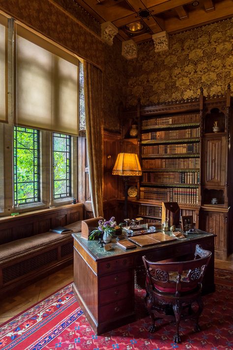 Library Corner, Manor Homes, Home Library Rooms, Home Office Library, English Interior, English Castles, Library Room, Home Library Design, Home Libraries