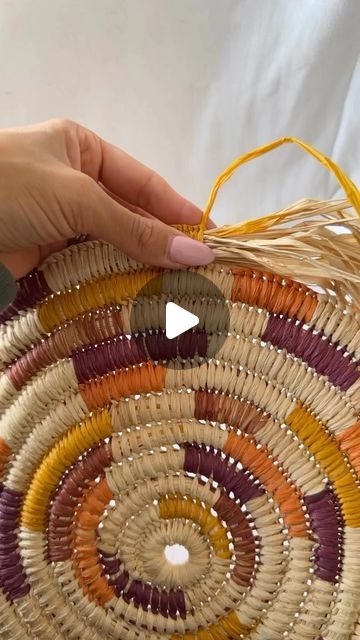 Raffia Crafts Diy, Raffia Basket Weaving Diy, Raffia Weaving Diy, Basket Weaving Raffia, Raffia Weaving, Eco-friendly Braided Basket Straw Bag, Placemats Diy, Yarn Baskets, Raffia Crafts