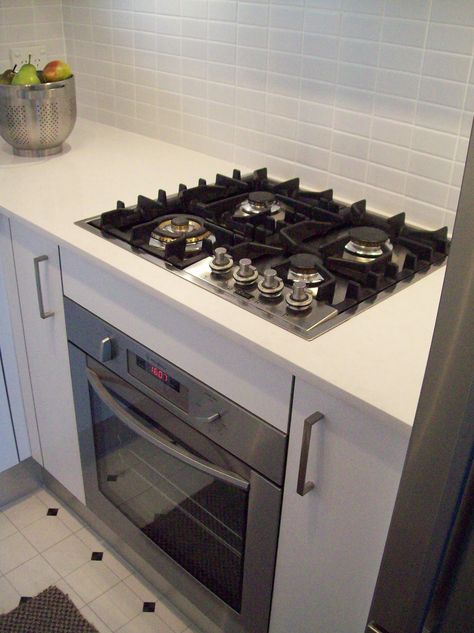 Gas cook top, underbench oven and pull out units either side for oils, etc Underbench Oven, Built In Gas Stove, Tile Splash Back, Gas Stove Top, Gas Oven, Gas Cooktop, Stove Oven, Electric Oven, Apartment Kitchen