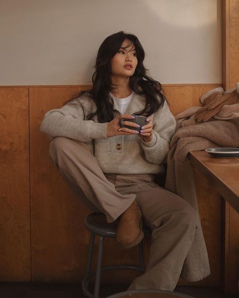 Cafe Shop Outfit, Coffee Shop Barista Outfit, Vintage Librarian Aesthetic, Coffee Shop Outfit Winter, Frazzled English Woman Aesthetic Outfits, Cute Movie Theater Outfits, Coffeeshop Outfit, Photoshoot Ideas Cafe, Soft Academia Outfit