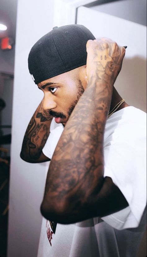 Right Hand Tattoo, Bryson Tiller Wallpaper, Rappers Aesthetic, S Tattoos, Celebrity Selfies, Cute Lockscreens, R&b Artists, Bryson Tiller, Rap Aesthetic