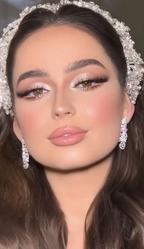 All White Outfit Makeup Ideas, White Makeup For Prom, Quince Gold Makeup, Makeup Ideas For White Dress, White Dress Makeup Look, Prom Makeup Glam, Debut Makeup, Seventeen Makeup, Makeup For White Dress