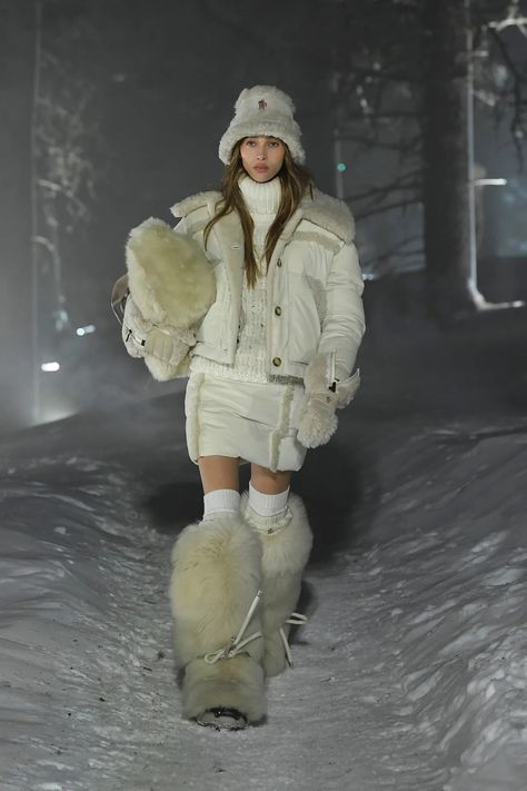 Moncler Grenoble Fall 2024 Ready-to-Wear Runway, Fashion Show & Collection Review [PHOTOS] Chanel Tweed Dress, Thom Browne Suit, Moncler Ski, Schiaparelli Dress, Show Collection, Ski Fashion, Skiing Outfit, Vintage Ski, Fashion 2024