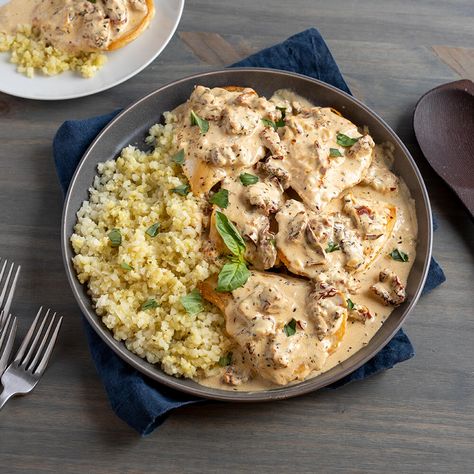 You’ve seen it all over social media and guess what? This Marry Me Chicken recipe is a great keto-friendly, low carb meal that your whole family will love! Make our marry me chicken recipe with Birds Eye® Cauliflower Rice to soak up all of the delicious sauce! Marry Me Chicken Recipe, Ready Set Eat, Fried Cauliflower, Mashed Cauliflower, Favorite Side Dish, Frozen Meals, No Carb Diets, Chicken Breast Recipes, Easy Chicken Recipes