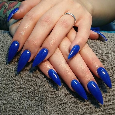 Nails Sharp, Nail Art Bleu, Blue Stiletto Nails, Dark Blue Nails, Acrylic Nail Shapes, Long Acrylic Nail Designs, Blue Acrylic Nails, Blue Nail Art, Stiletto Nails Designs