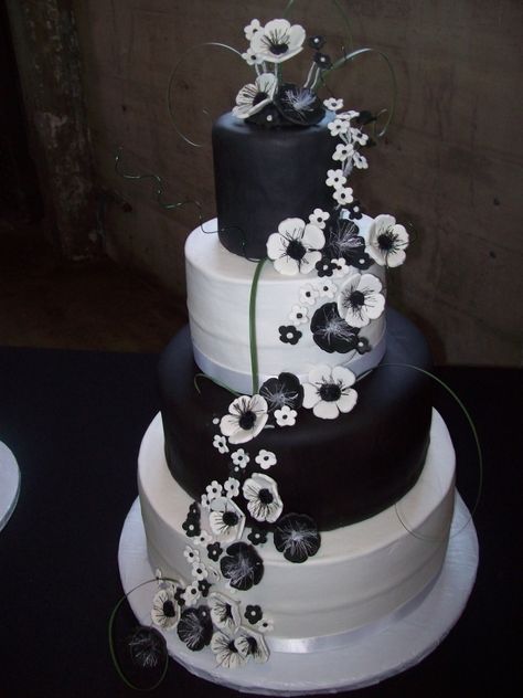 Chocolate Cream Cheese Filling, Cake White Chocolate, White Chocolate Cream, Quince Cake, Black And White Wedding Cake, Dark Wedding Theme, Black And White Wedding Theme, Pretty Wedding Cakes, Quinceanera Cakes