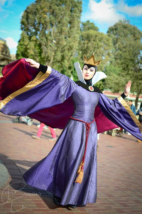 Evil Queen Cosplay, Carnaval Kids, Queen Grimhilde, Evil Queen From Snow White, Disneyland Face Characters, Queen Character, Evil Queen Costume, Disney Evil Queen, Character Cosplay