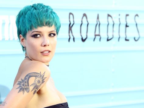 Halsey Singer, Short Hair Blue, American Tattoos, Halsey, Pixie Cut, Blue Hair, Rolling Stones, Geometric Tattoo, Singers