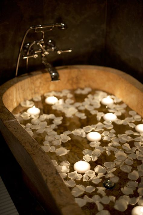 Create a relaxing bath with rose petals from www.petalgarden.com  P.S. We have floating candles too! Spa Oasis, Bath Aesthetic, Flower Bath, Relax Spa, Bath Candles, Relaxing Bath, Bath Spa, Home Spa, Bath Tub